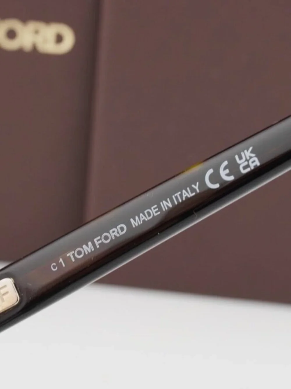 Tom Ford model ft5912